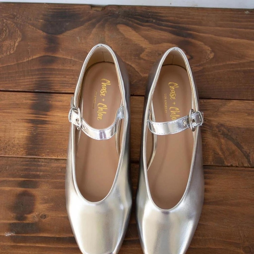 Chase + Chloe Silver retro Mary Jane flats never worn size 10
